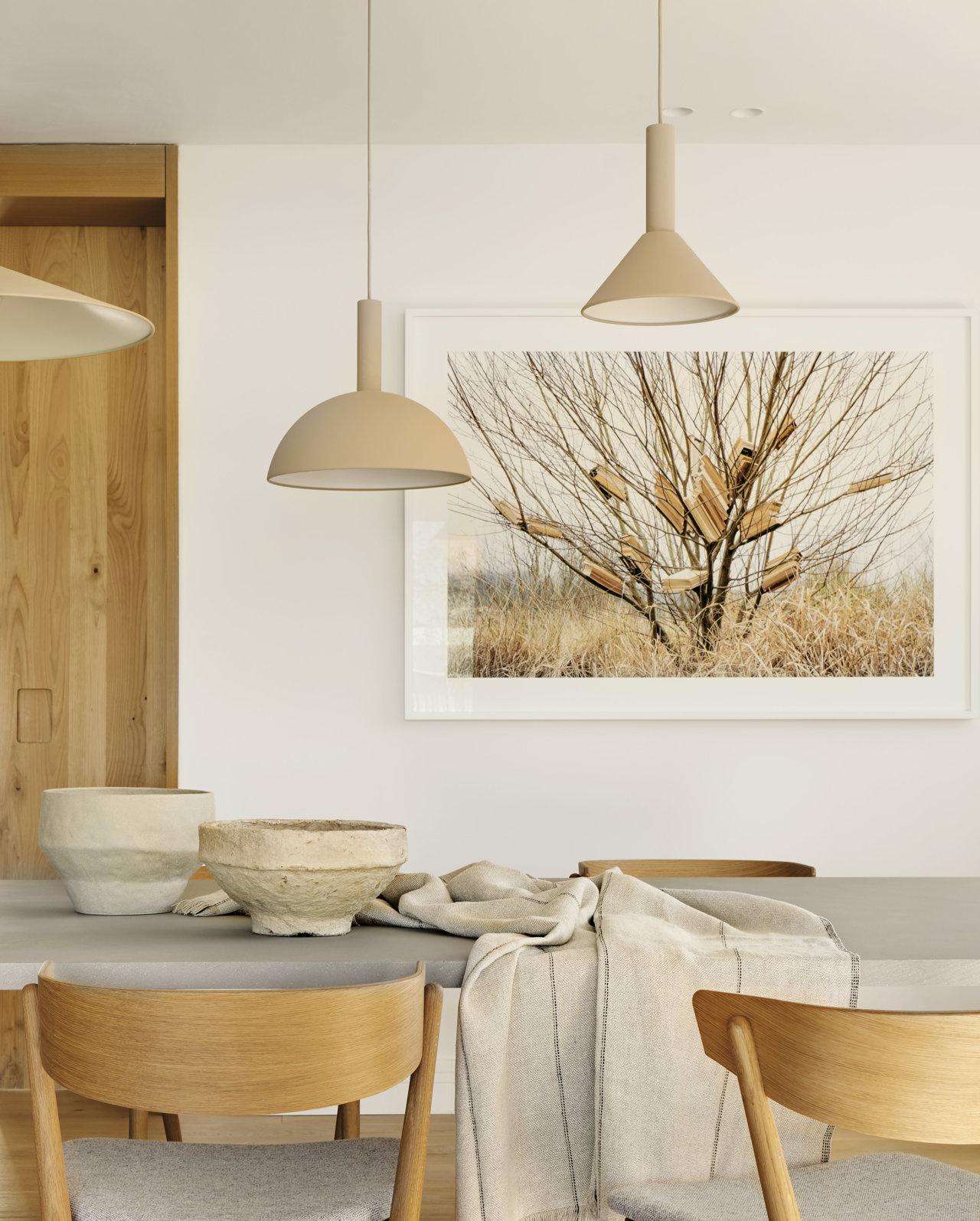 Detalle del comedor con las lámparas de las series Dome y Cone, de fermLIVING, y una obra de Verónica Vicente 