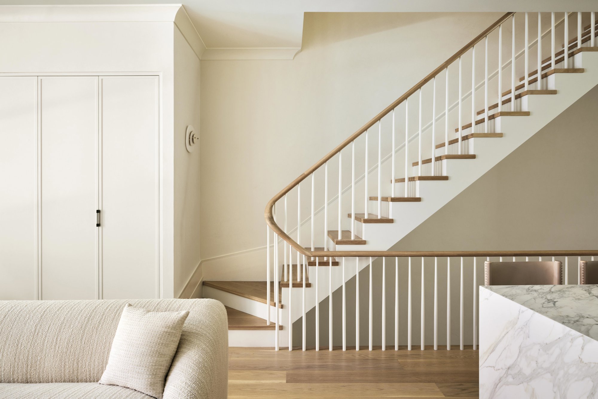 Escaleras que conectan los pisos de esta town house 