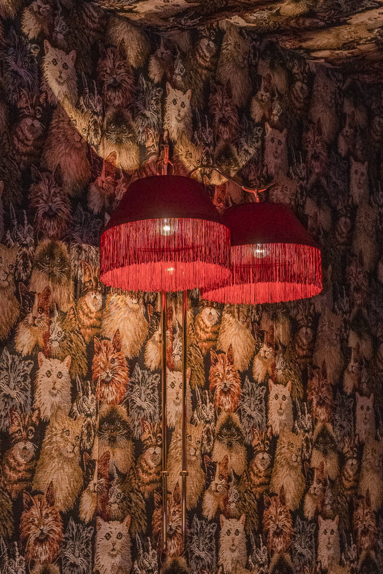Las hollywoodienses lámparas están fabricadas en Valencia, y se han adaptado con un diseño propio del estudio. Entre el japonismo y lo retro, el terciopelo rojo y los flecos, se crea el ambiente perfecto para la conversación y el disfrute.