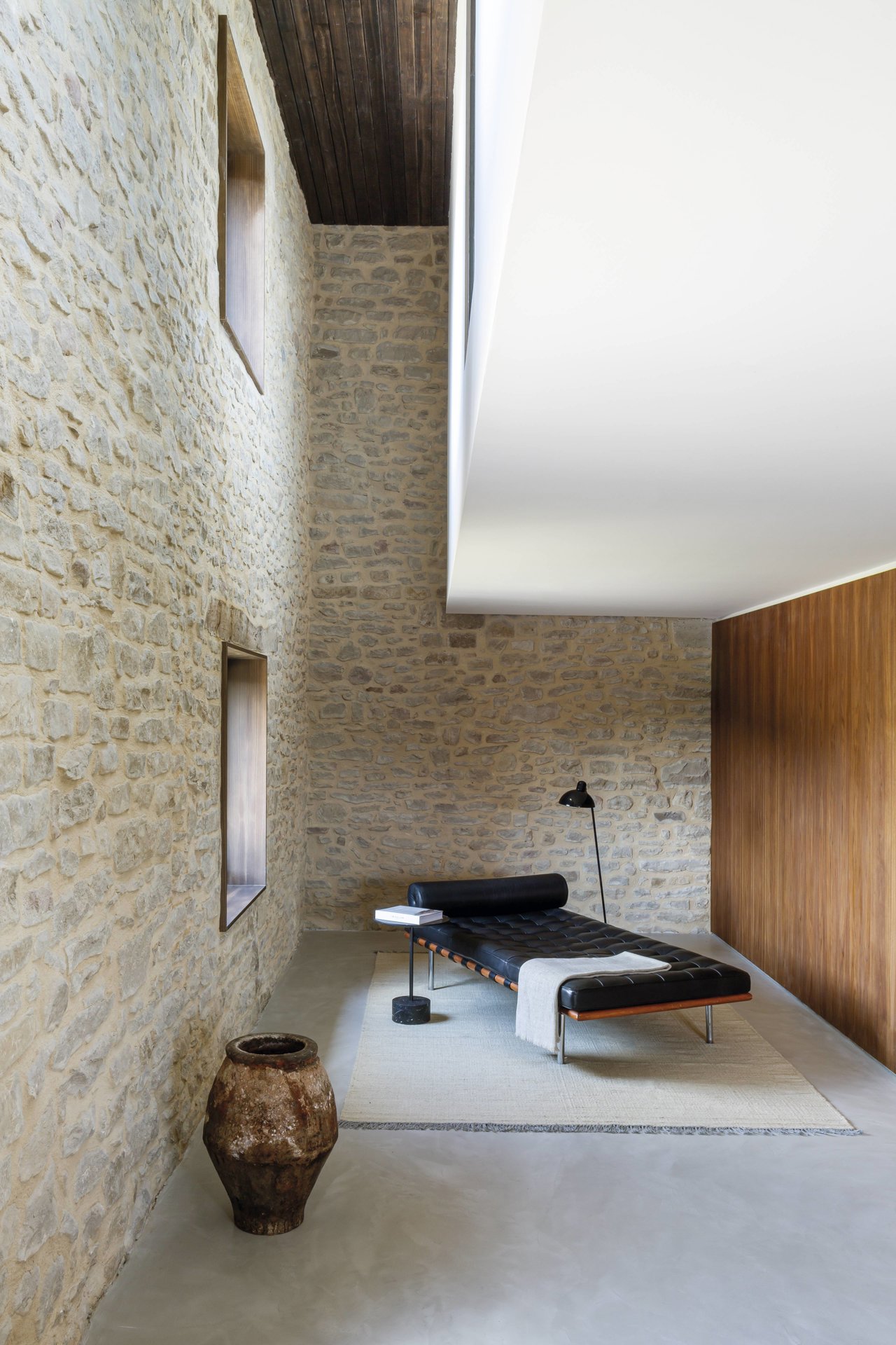 Espacio del caserío que rehabilitó en Muruzábal de Andión con las paredes de piedra originales.