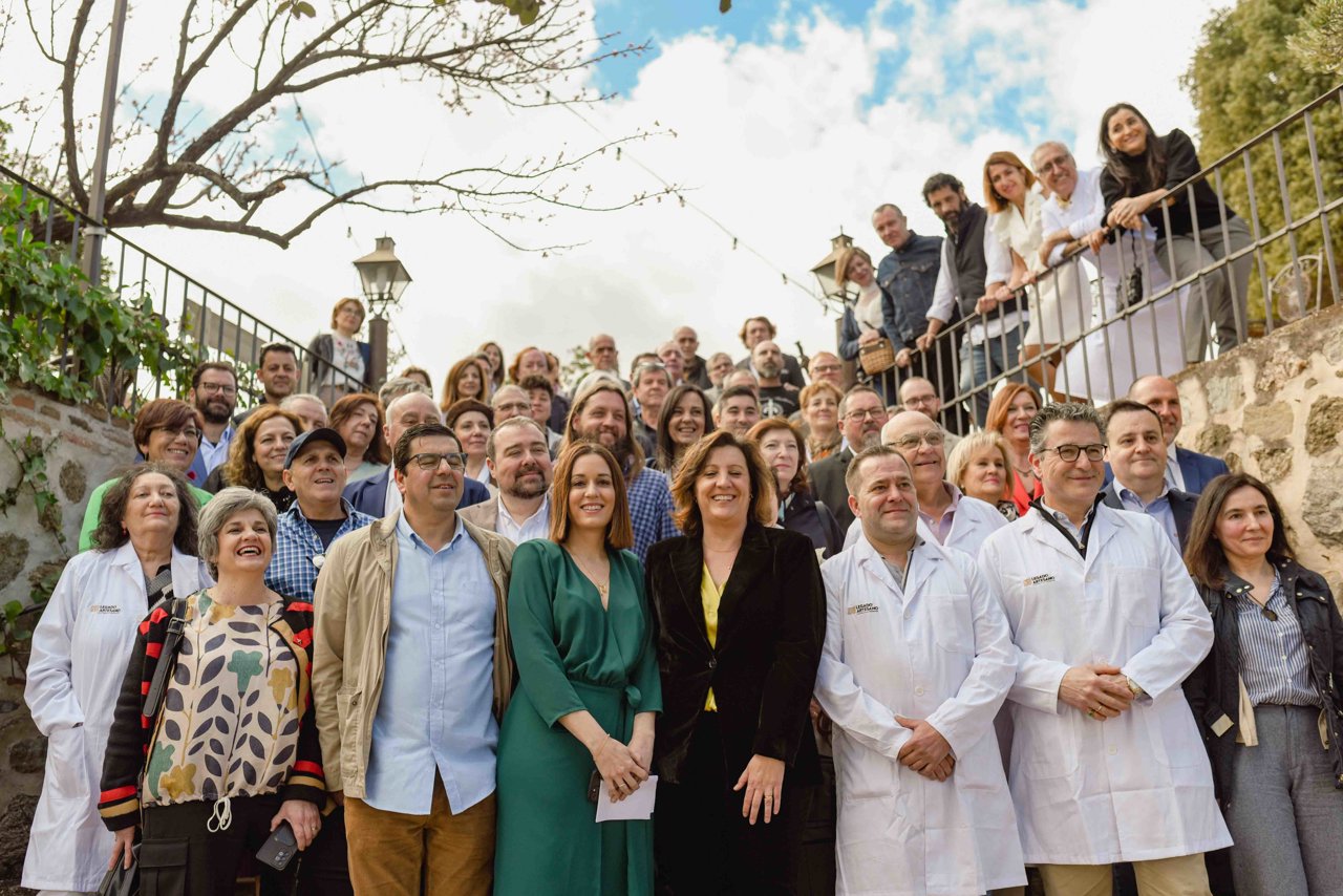 Una amplia representación de artesanos en la presentación de la marca