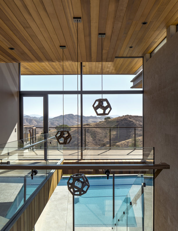Esta casa con piscina se mimetiza con el paisaje árido y parece un oasis de diseño