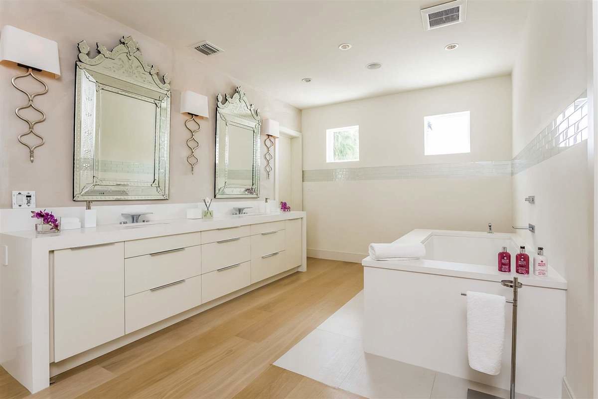 Baño de la vivienda de la cantante colombiana con tonos blancos y decoración minimalista.