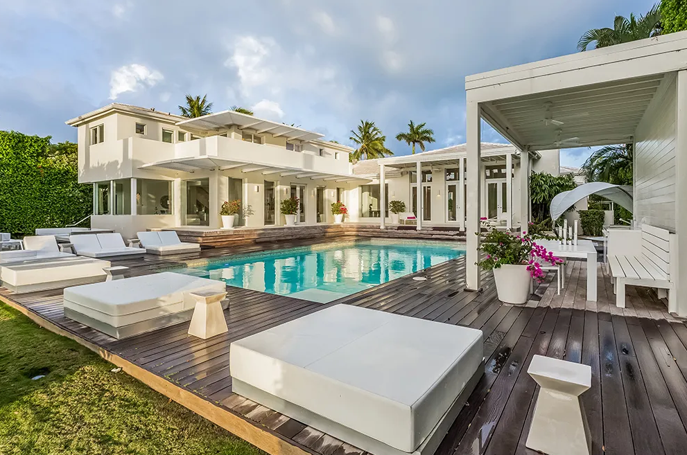 Exterior de la casa de Shakira en Miami con vistas de su piscina