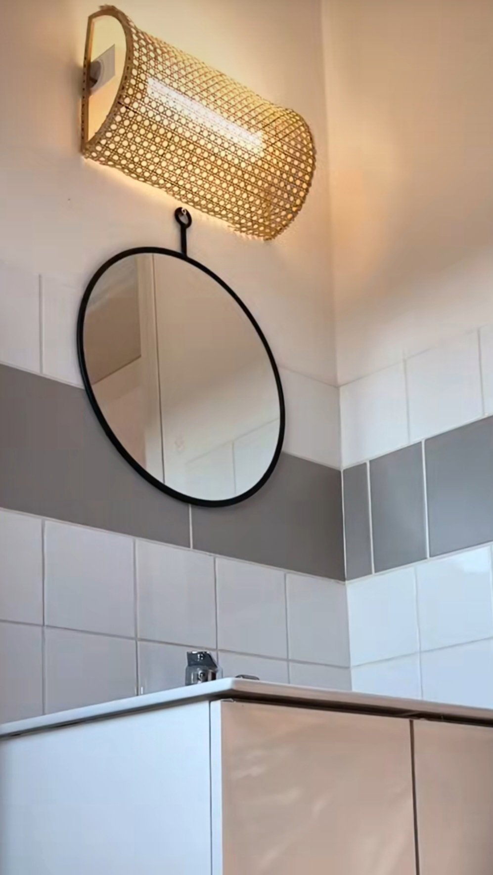 Cubierta de mimbre para la luz del baño