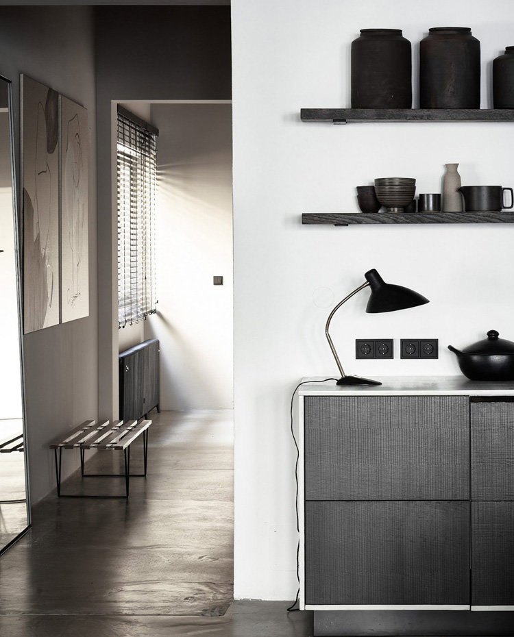Zona de paso hacia comedor, con mueble en blanco y wengué, baldas de madera con vajilla 