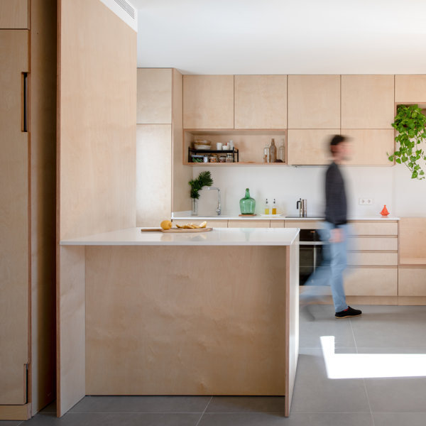 Un piso de 55 metros que soluciona los problemas de espacio con un mueble multiusos 