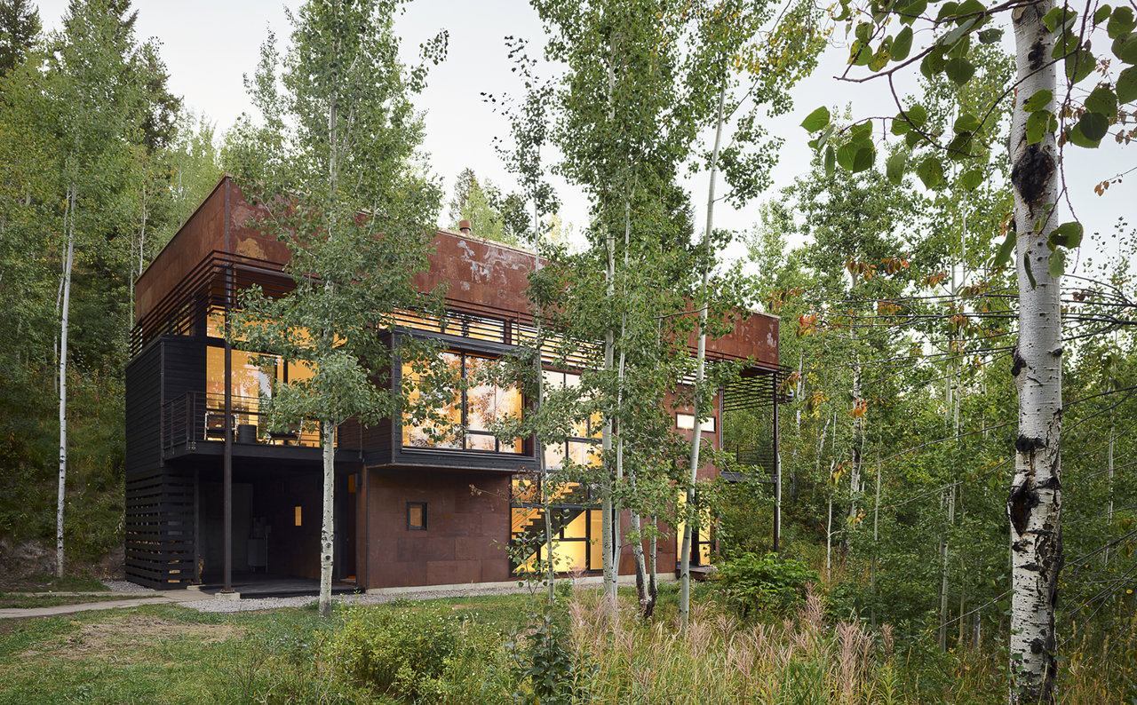 Un casa de arquitectura moderna en el bosque