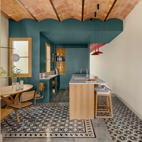 Un salón en el dormitorio y el mosaico hidráulico definen este piso de Barcelona