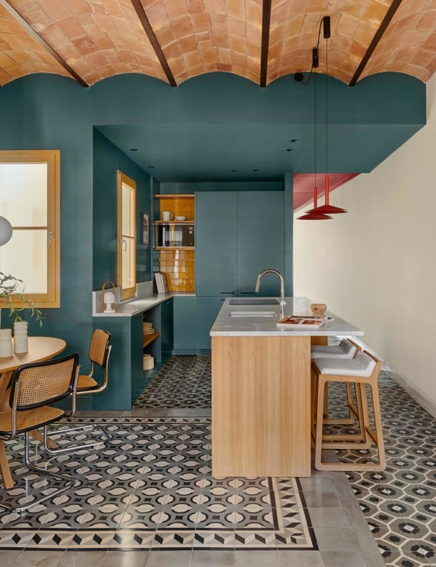Un salón en el dormitorio y el mosaico hidráulico definen este piso de Barcelona