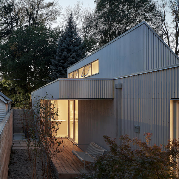 Una casa sostenible y pensada para envejecer a la vez que su dueña
