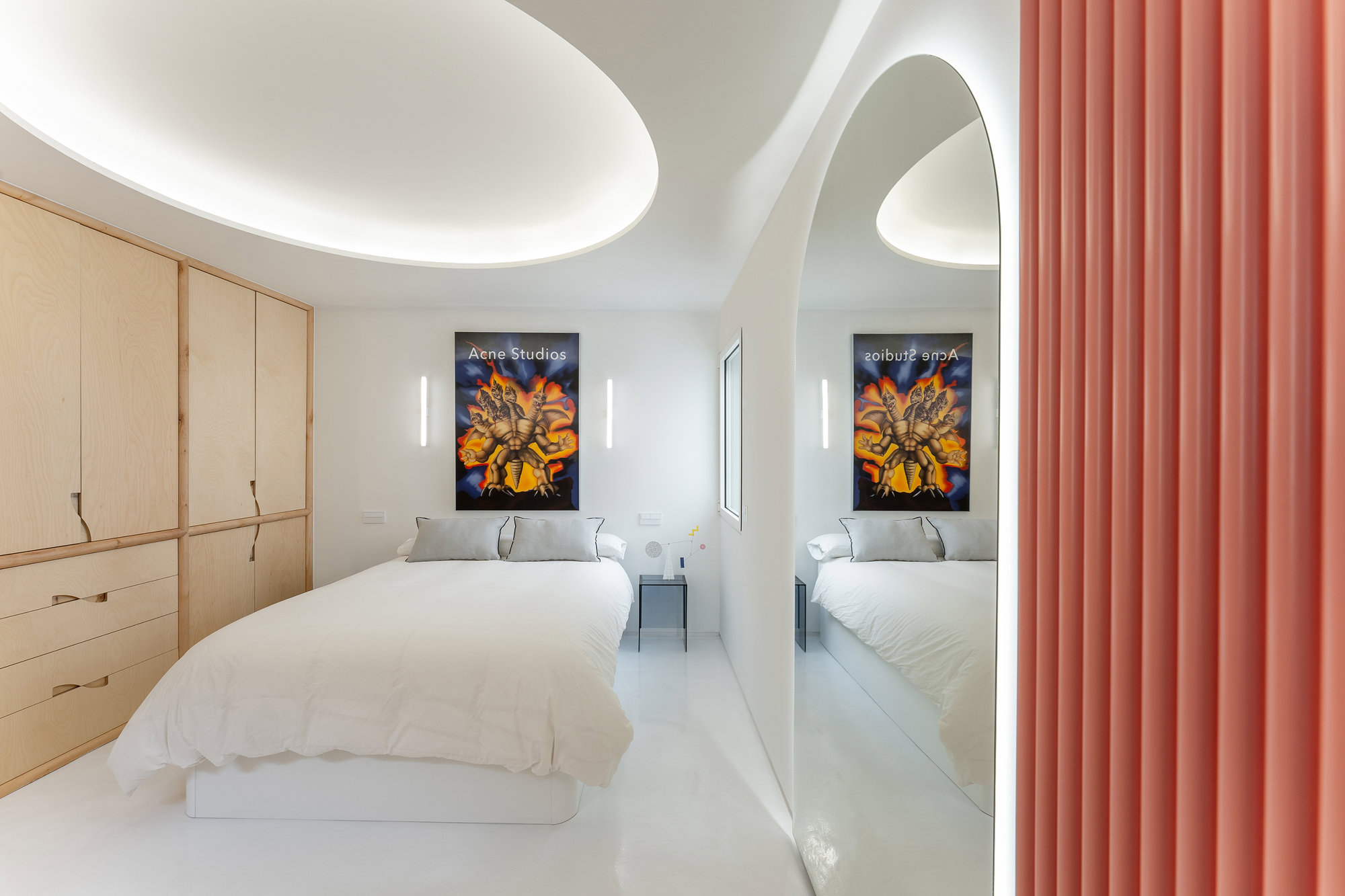 Dormitorio formas curvas madera y rosa