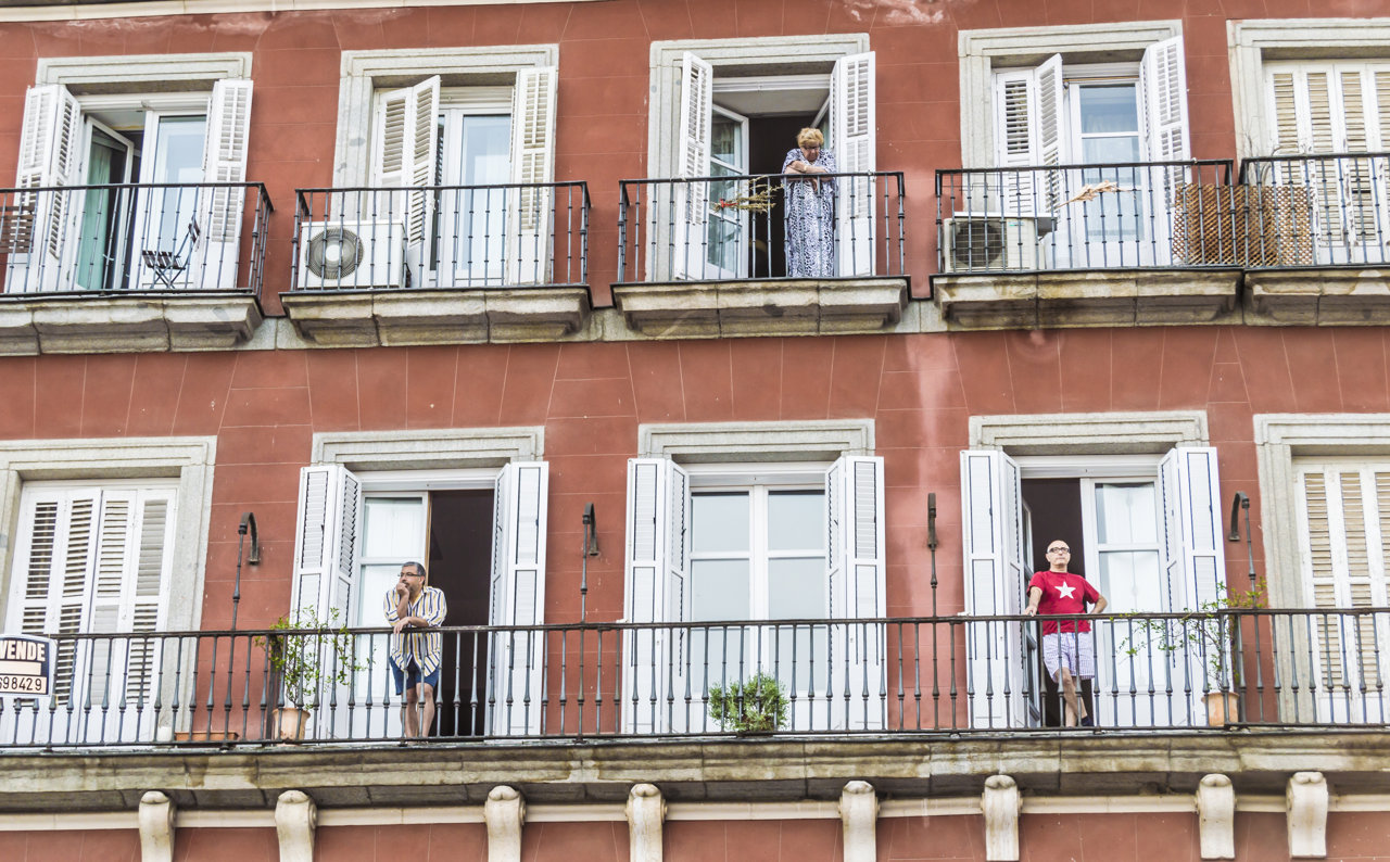 Los míticos balcones madrileños y tres vecinos con manías decorativas muy de aquí. 