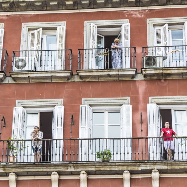 Los míticos balcones madrileños y tres vecinos con manías decorativas muy de aquí. 