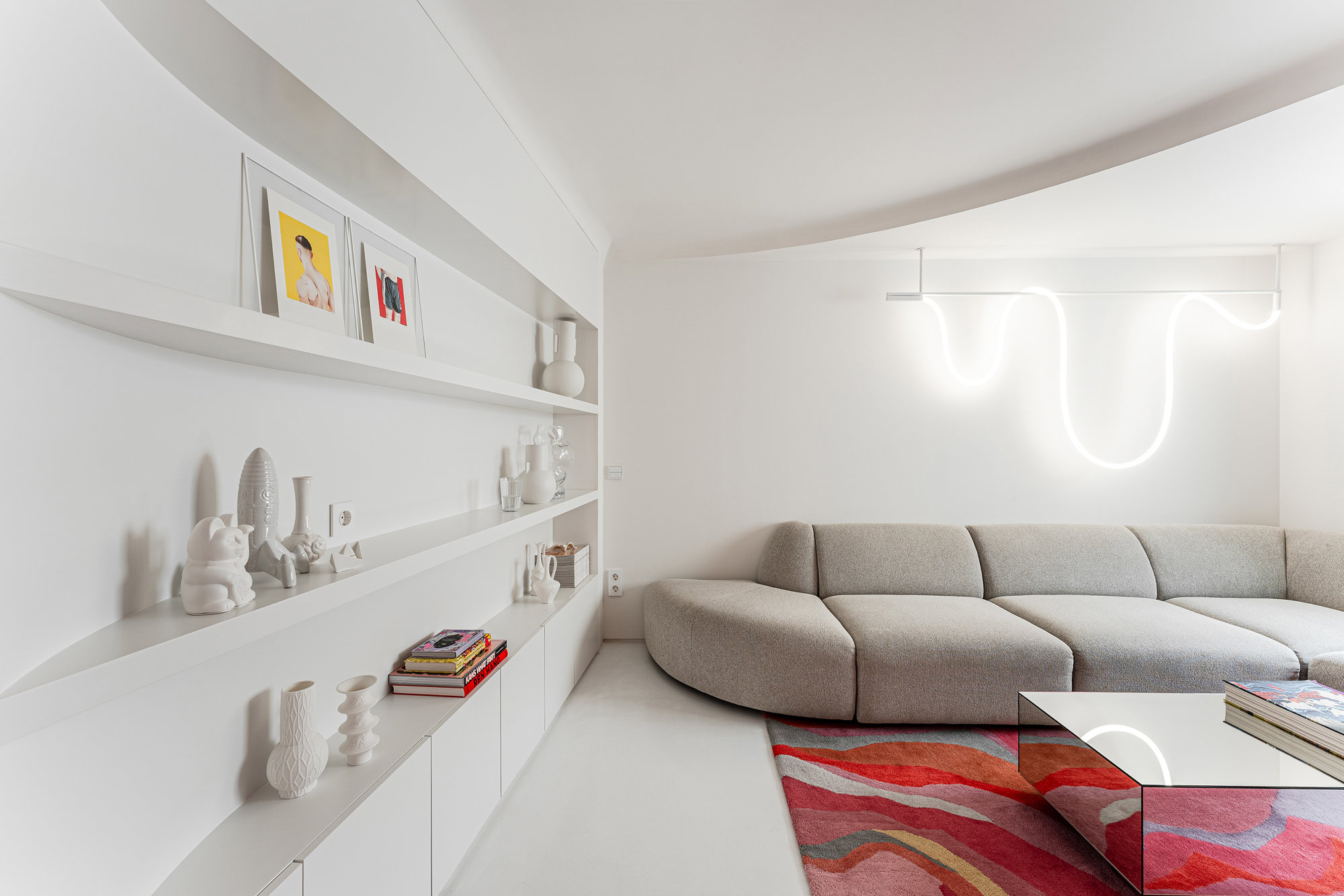 salón formas curvas blanco