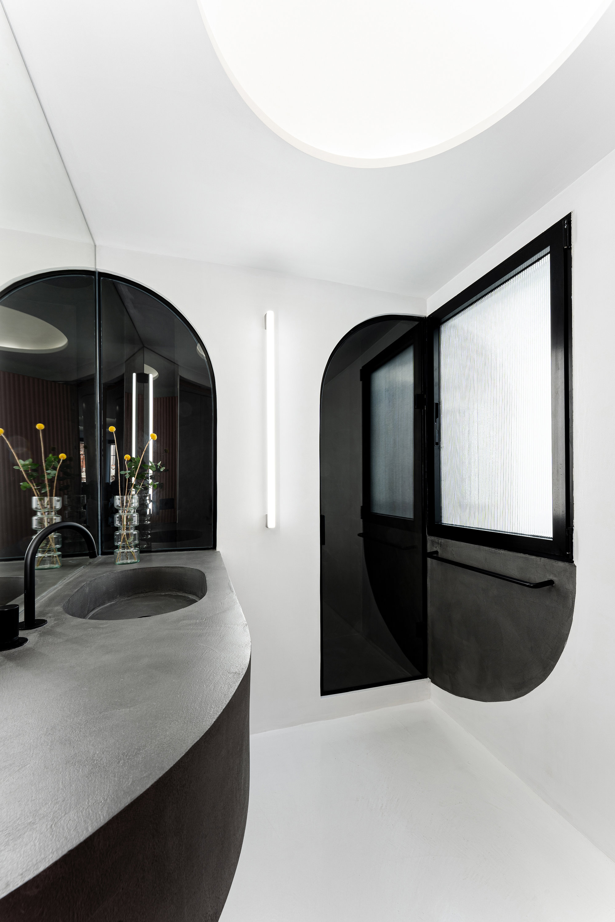 Un baño en blanco y negro