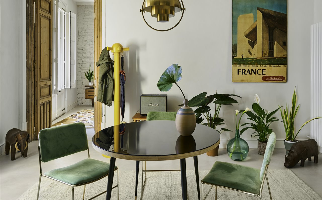 Salón con plantas y mesa redonda