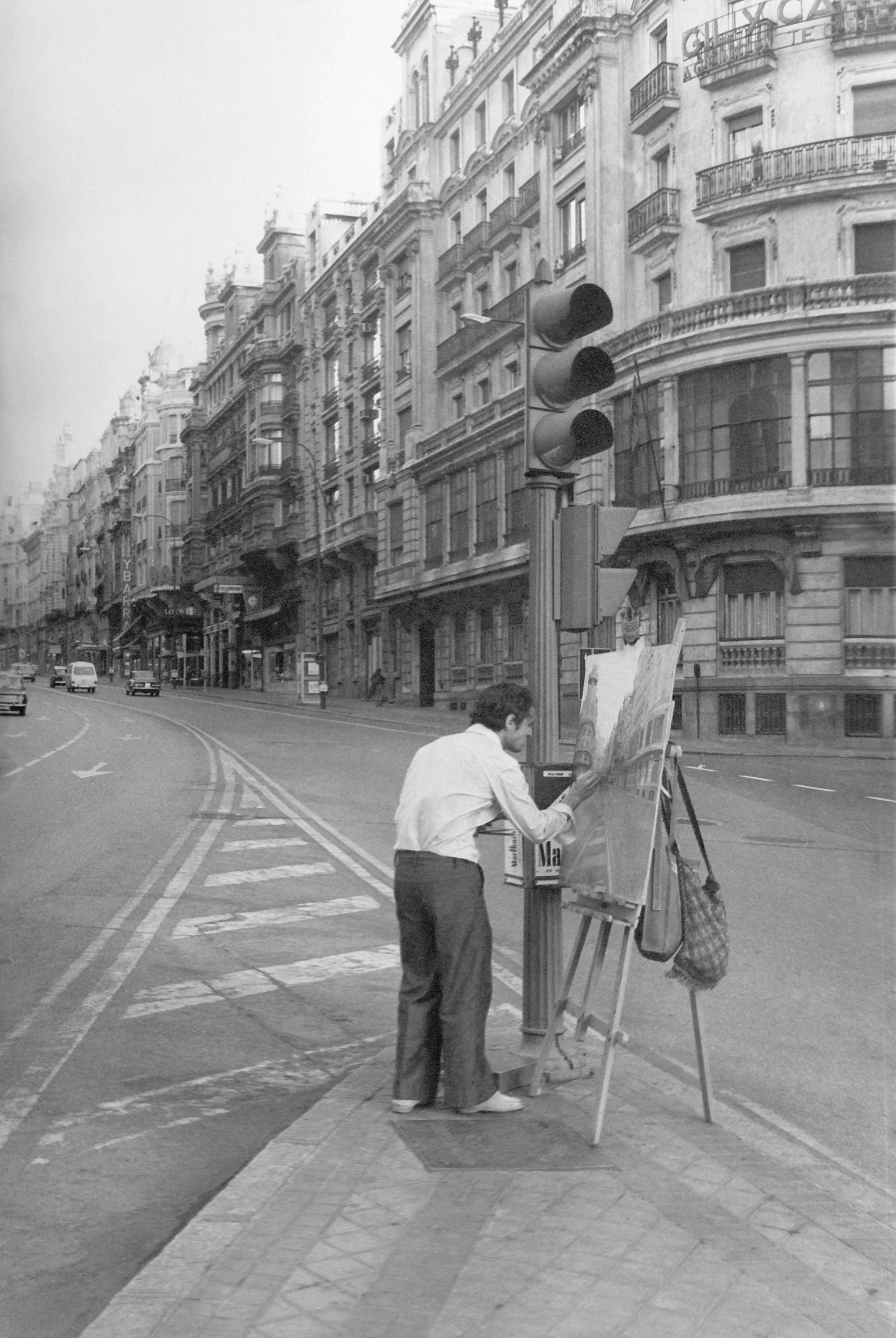 Antonio López pintando en Gran Vía en 1974.
