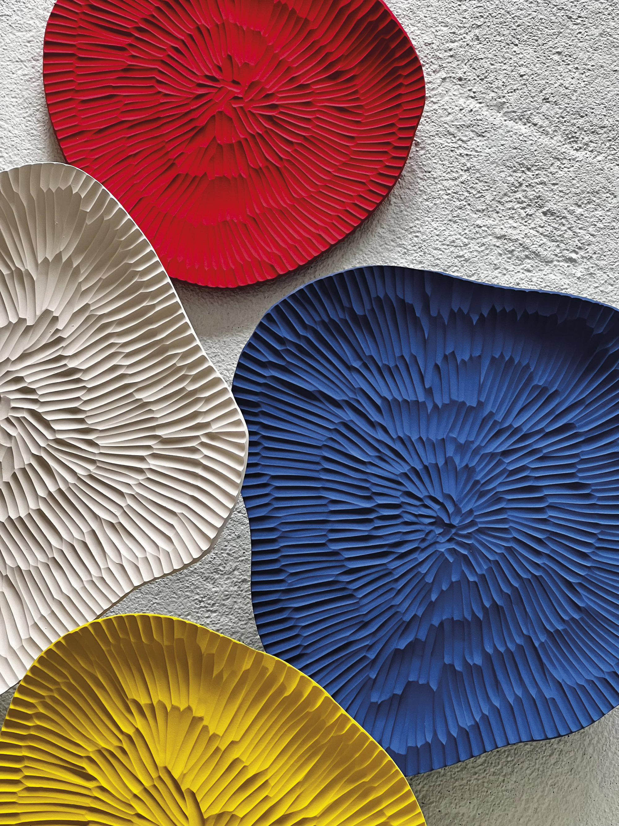 Esculturas murales en diversos colores y tamaños