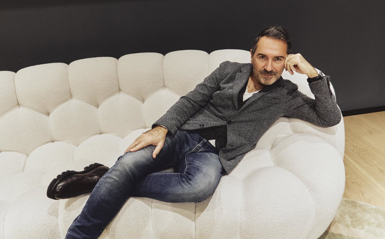 Retrato de Sacha Lakic en la tienda de Roche Bobois en Barcelona