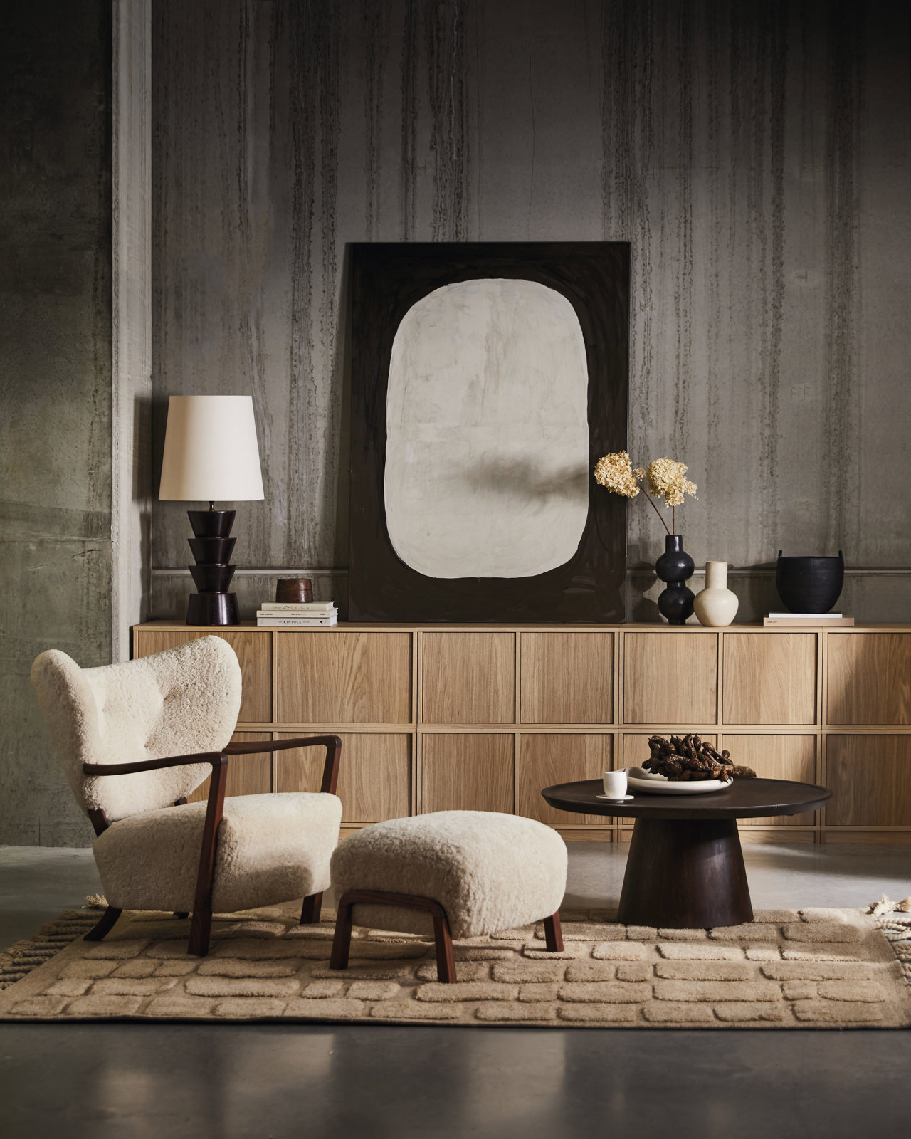 Ambiente con texturas cálidas que transmiten confort y bienestar: sillón Wulff, de &Tradition; aparador Modulair y mesa Coffee A Gogo, de Vtwonen, y alfombra Bricks, de BePureHome