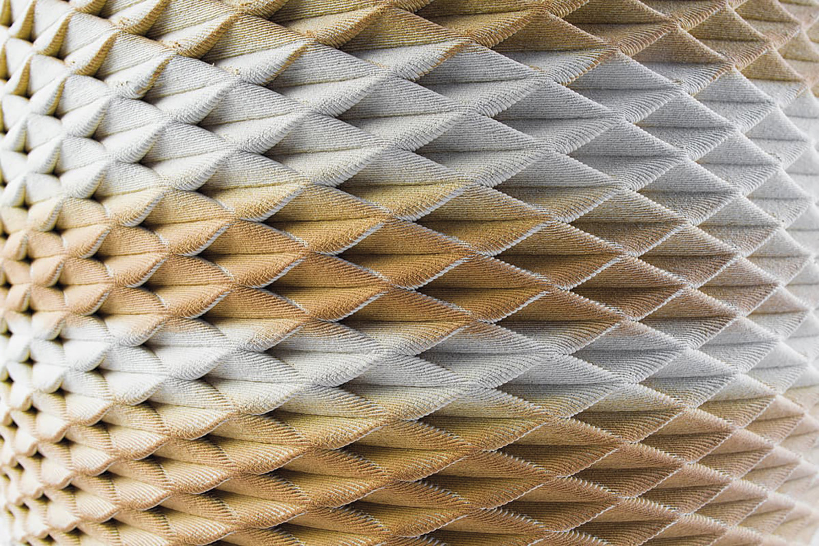 Detalle de una cerámica de la colección Textured, de Olivier van Herpt. La superficie texturizada confiere a la pieza profundidad y dimensión, creando un equilibrio entre complejidad y simplicidad