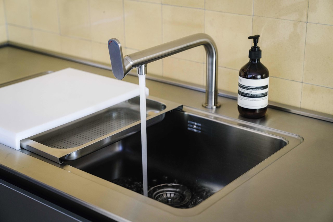 El fregadero, con grifo monomando ambién de bulthaup, está enrasado en la encimera y puede equiparse con elementos como un escurridor o una tabla de cortar ampliando la superficie de trabajo
