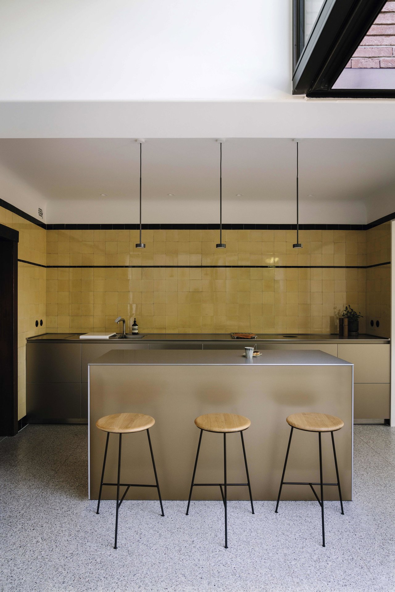  Esta cocina belga se ha equipado con el programa b3 de bulthaup en aluminio beige arena. Taburetes Roc Alto, de Simo Interieur, y lámparas Softspot, de Giopato & Coombes