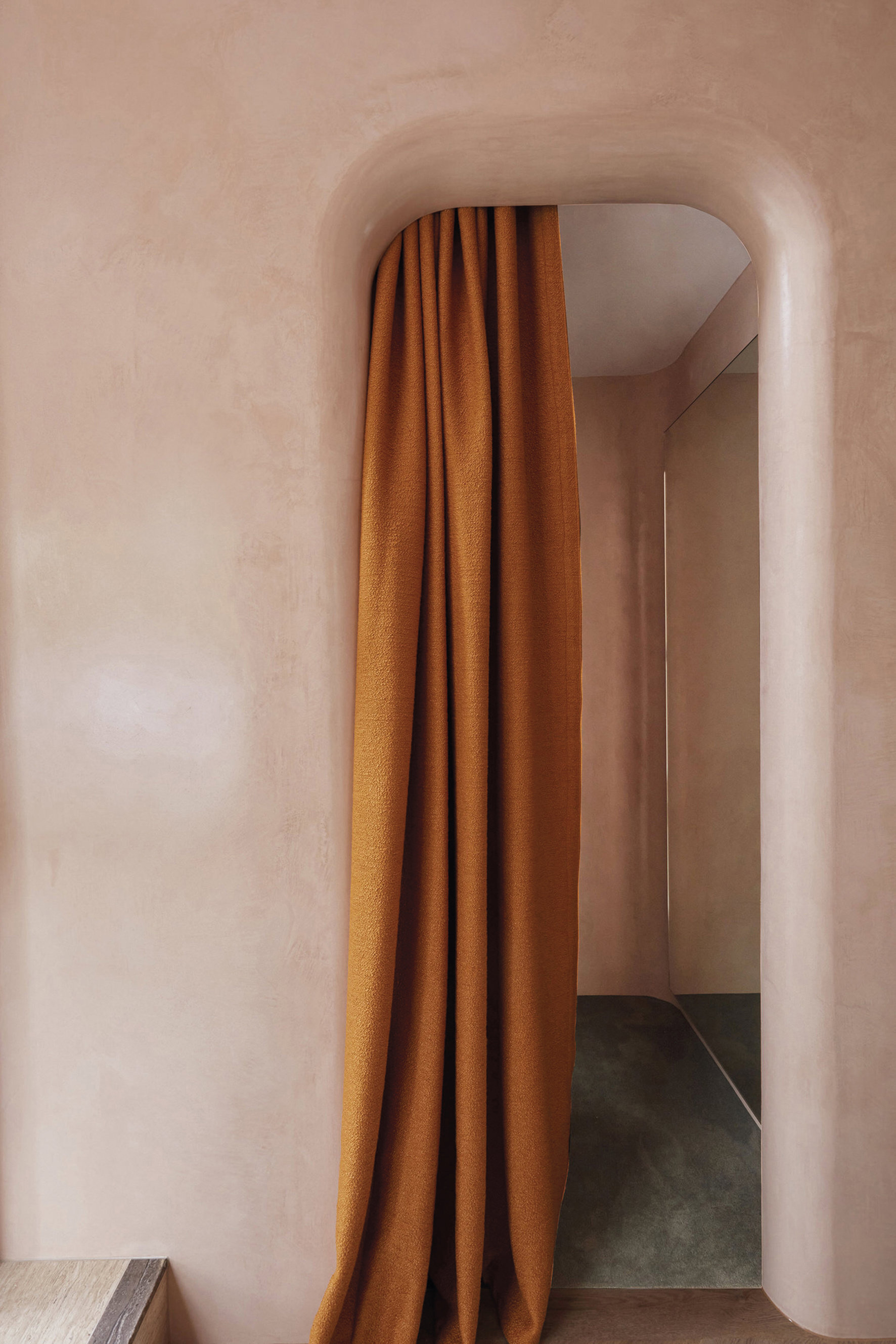 Las formas suaves y los tonos tierra definen la tienda Camille and Marc en Armadale, Australia, de Akin Atelier