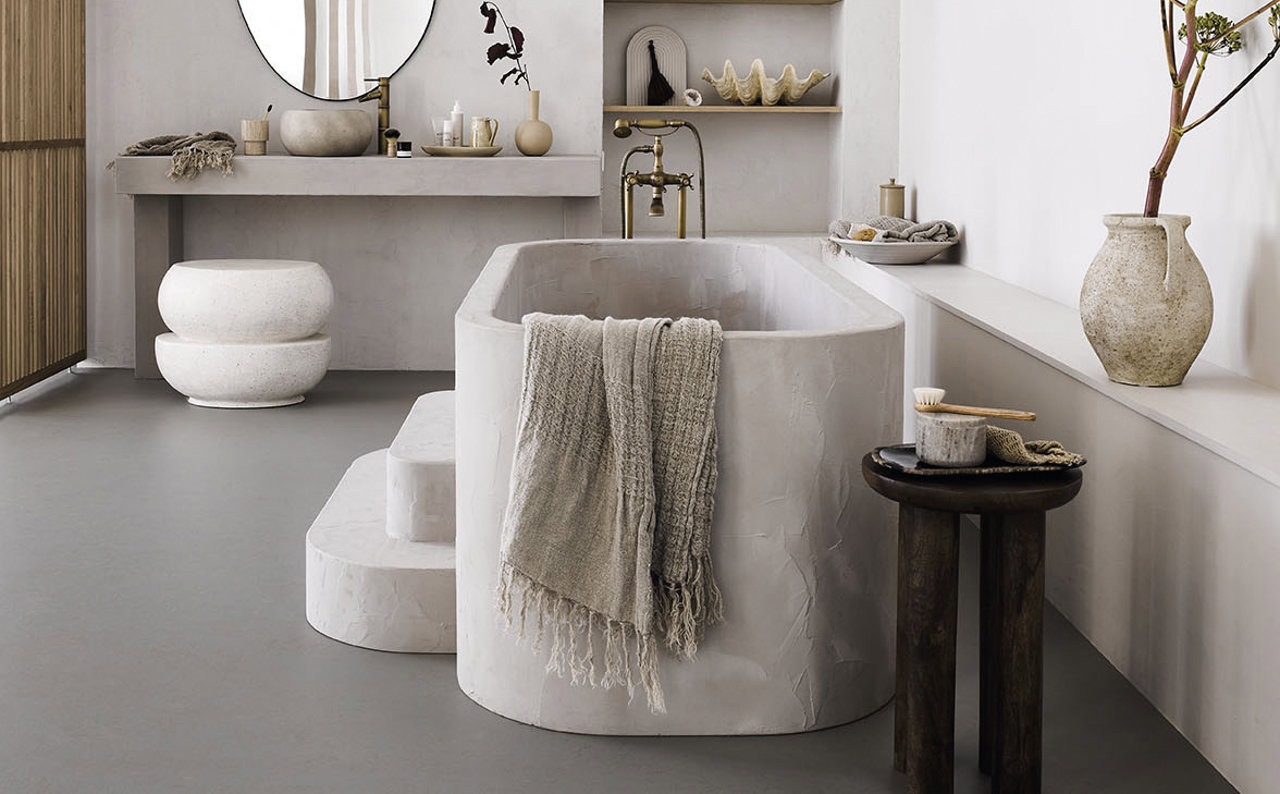 Materiales naturales y tonos neutros en un baño con estilismo de Cleo Scheulderman para la firma de pavimentos Forbo Flooring