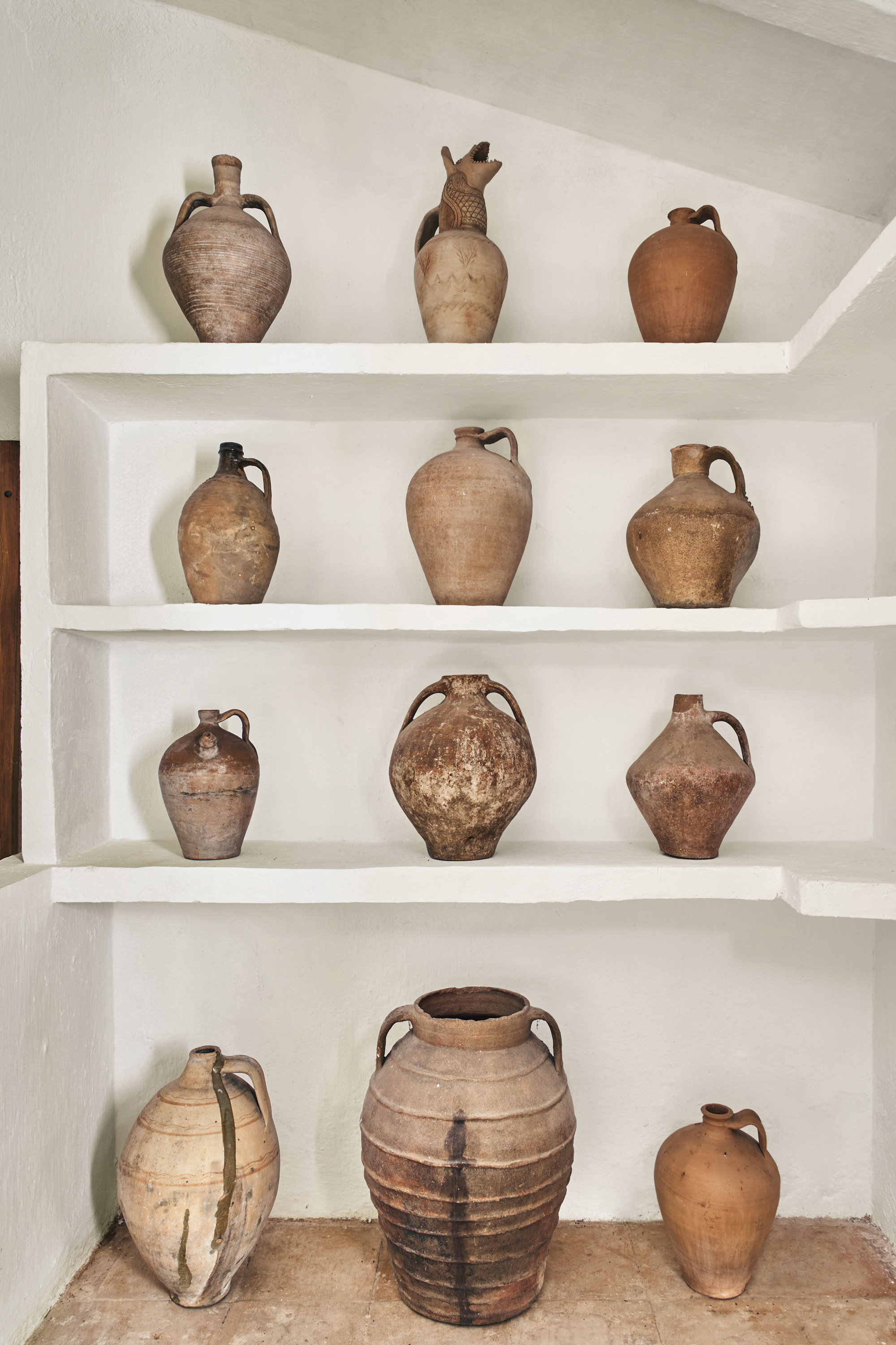 pertenecen a la colección personal del abuelo del propietario, un apasionado de la alfarería tradicional. Carmen les ha dado valor seleccionando las más bellas o mejor conservadas y colocándolas en sitios especiales de la casa.