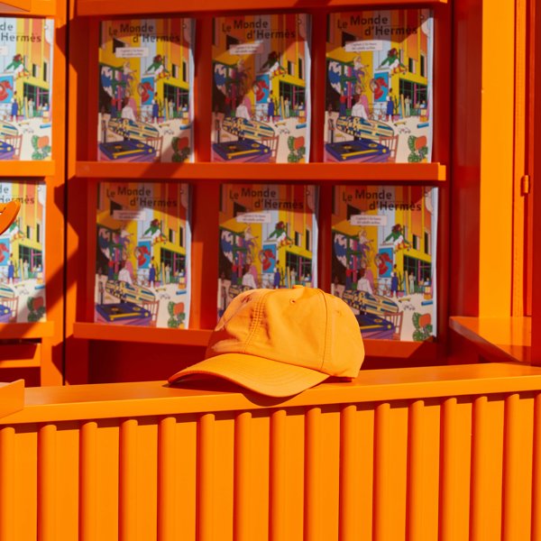 El quiosco viajero de Hermès vuelve a aterrizar en Barcelona por Sant Jordi