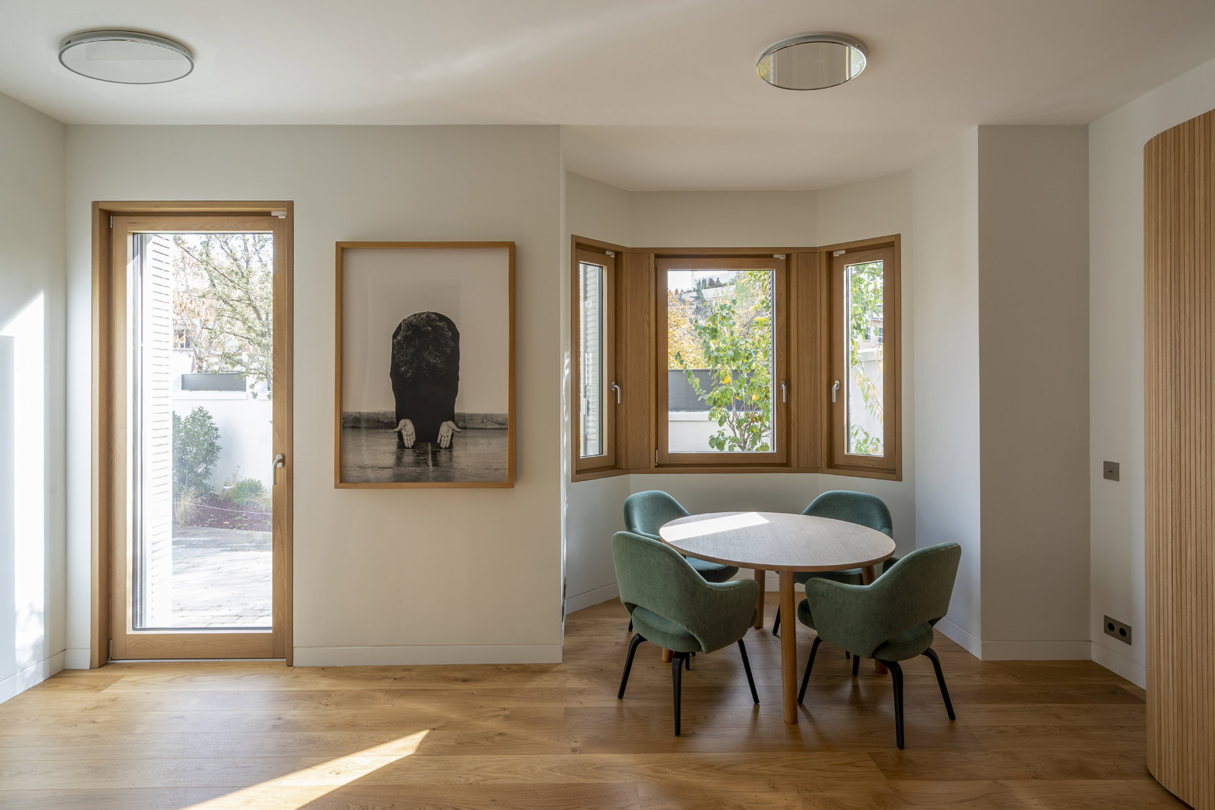 Se han empleado lámparas de Louis Poulsen en la fachada, así como en la planta baja de la vivienda.