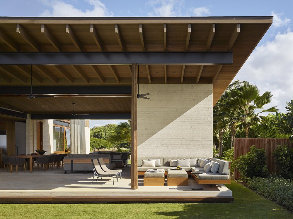 Casa moderna de hormigon y madera en Hawaii con vistas al mar porche
