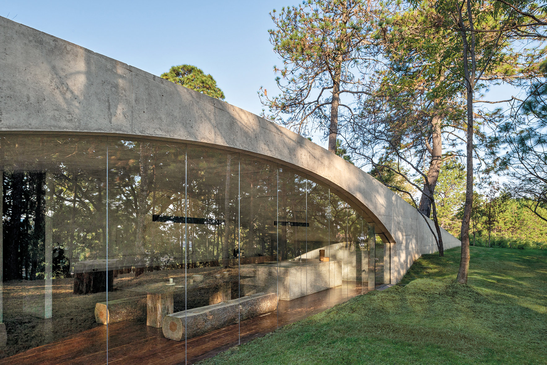 Cemento, acero y madera para una casa integrada en la naturaleza mexicana.