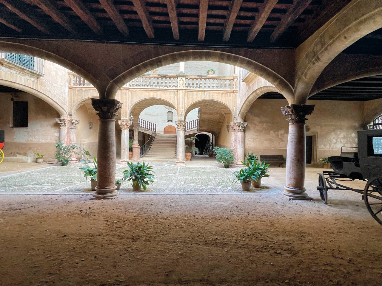 La feria Xtant toma los patios góticos de Palma para mostrar la mejor creatividad textil.