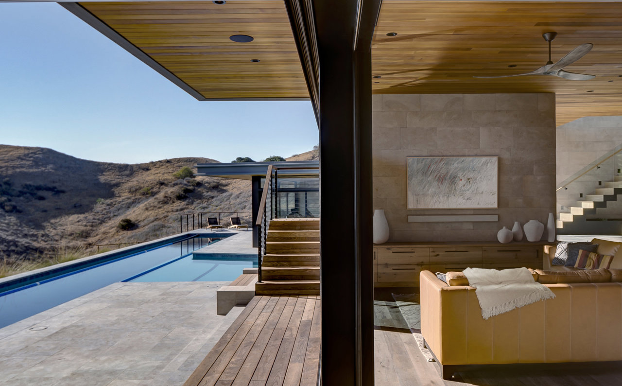 Esta casa con piscina se mimetiza con el paisaje árido
