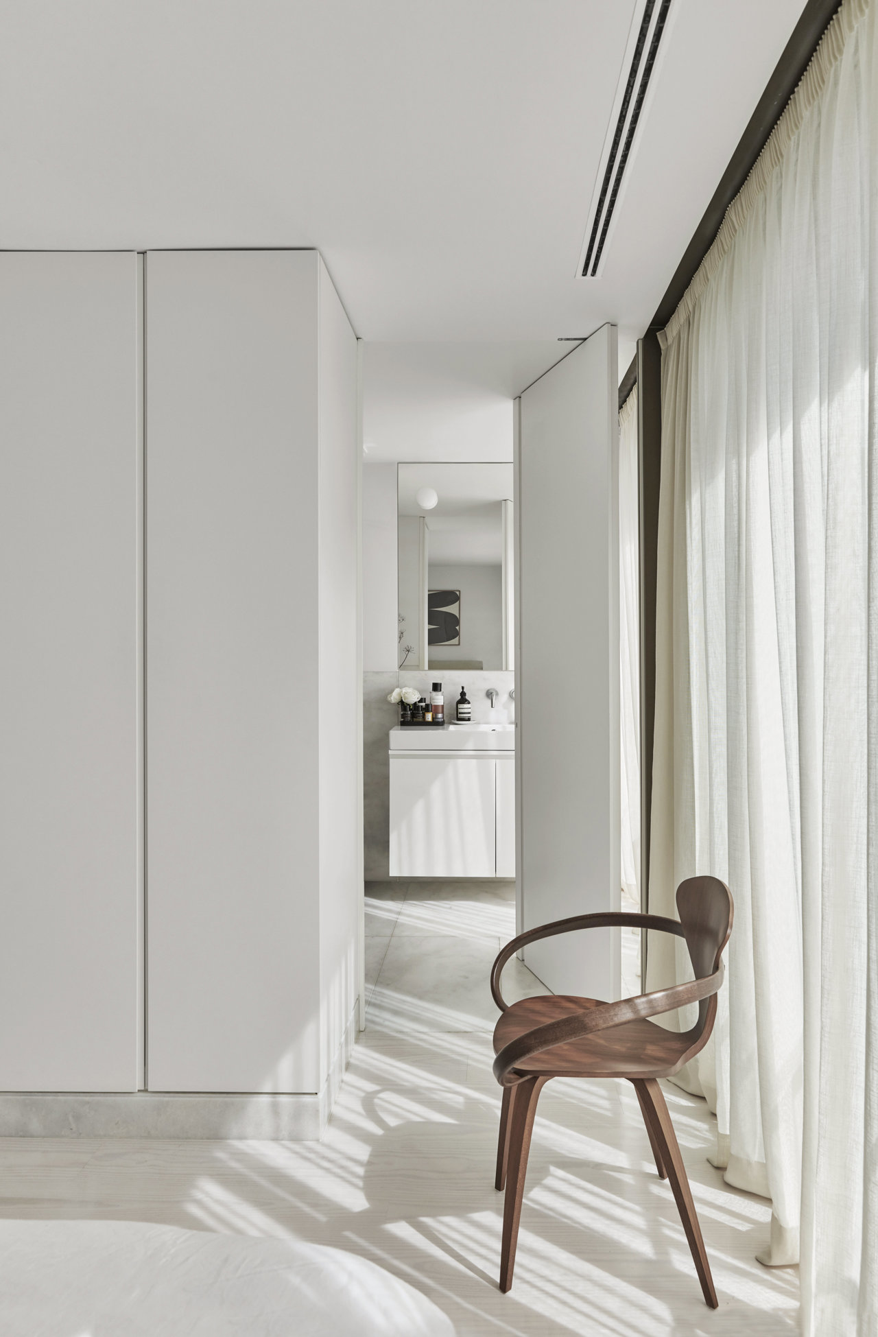 Con el baño en suite, silla Cherner, de Norman Cherner