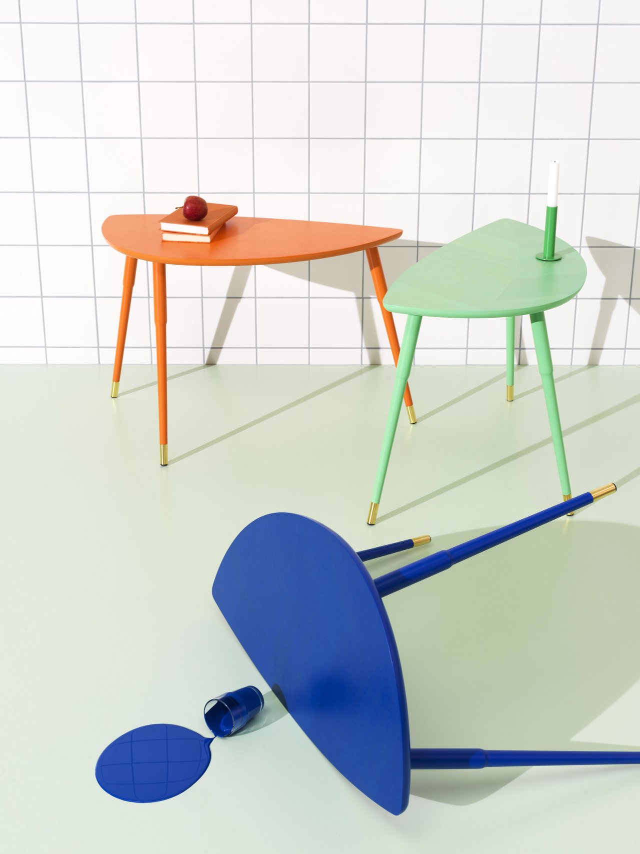 El nuevo modelo LÖVBACKEN viene en naranja, azul y verde claro con una parte superior de chapa de fresno.