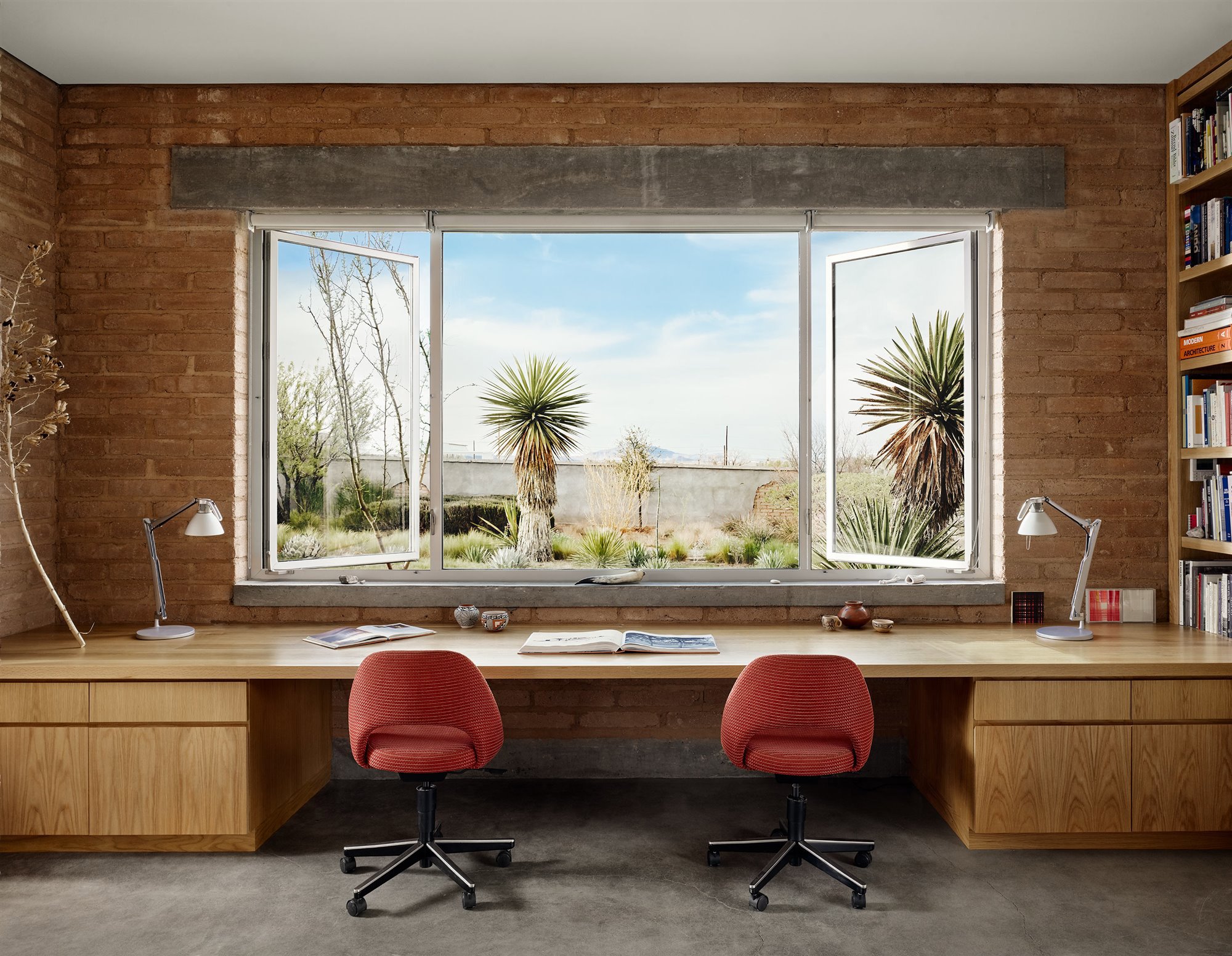 Espacio de trabajo amplio y ordenado.
