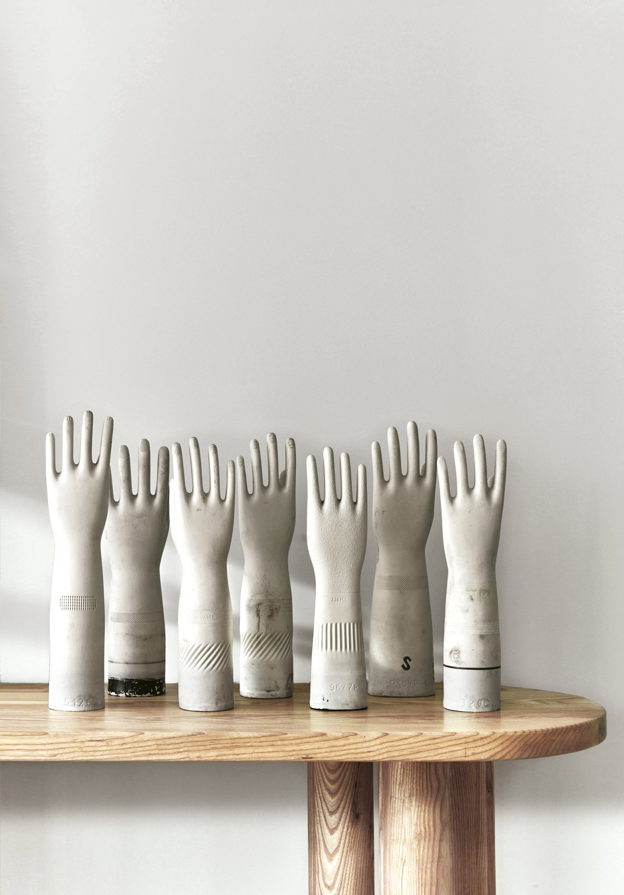 Las esculturas de manos sobre la consola del comedor