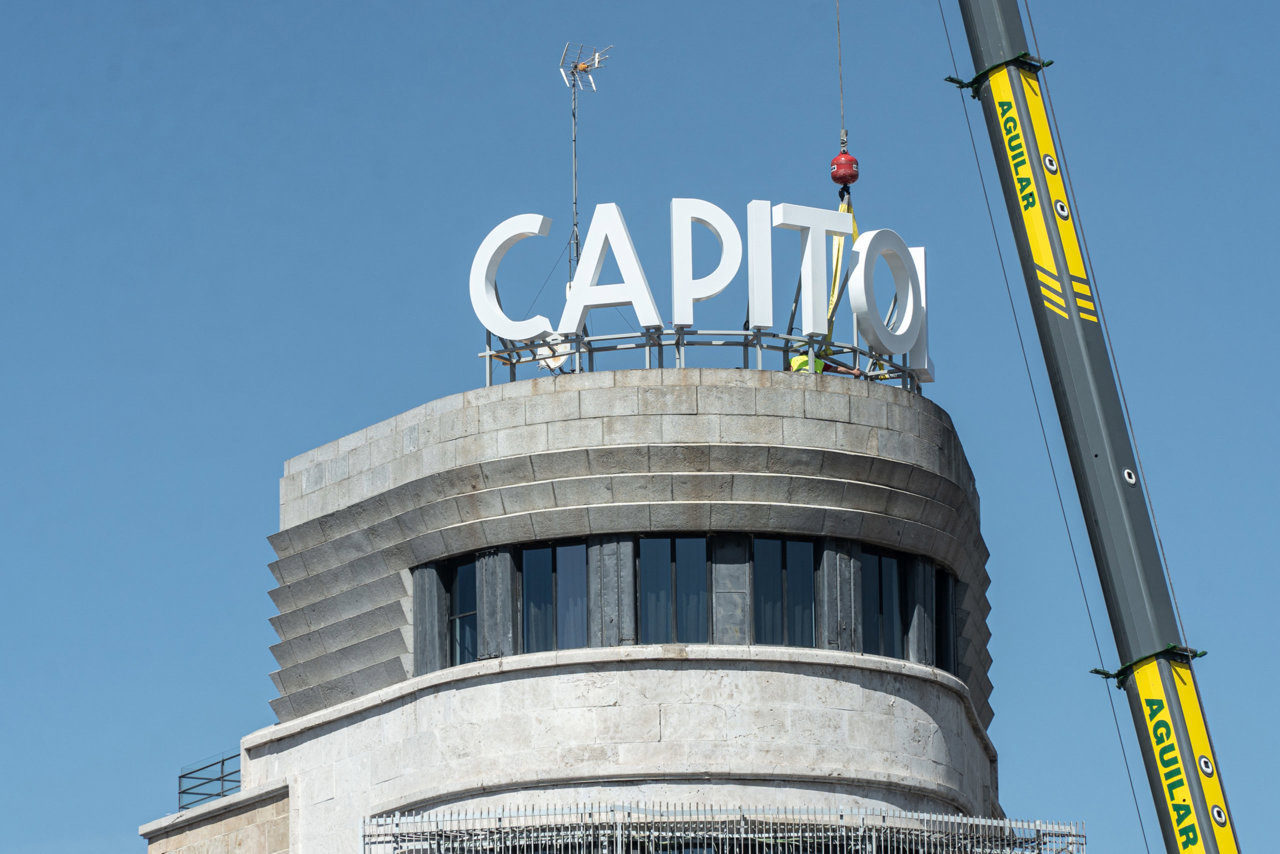 Nuevo letrero en el emblemático edificio Carrión