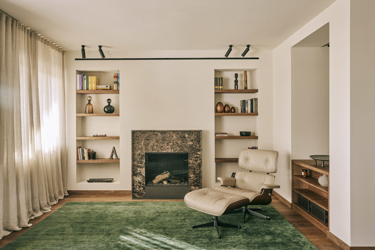 Salón con tonos verdes, madera y piedra.