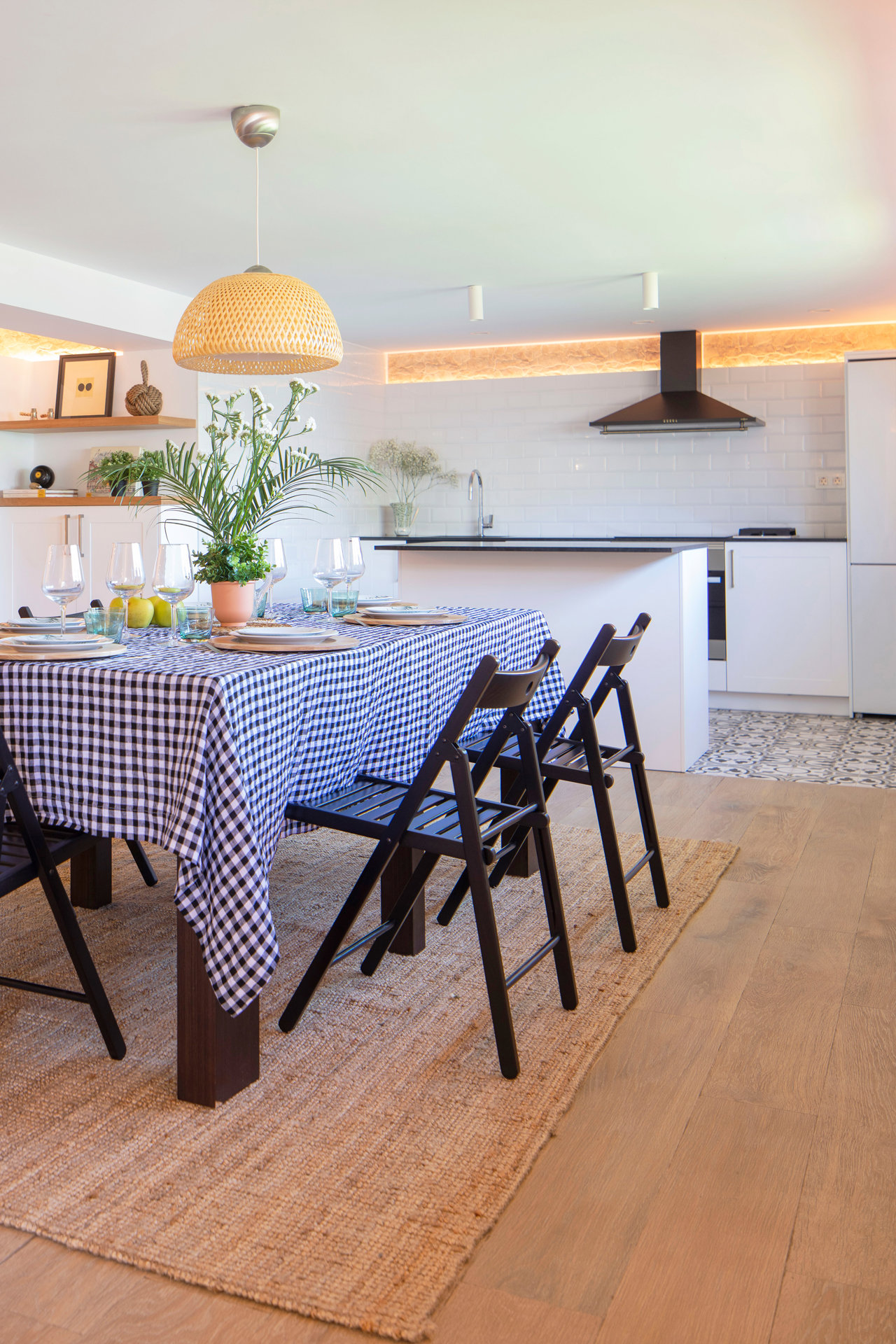 Una cocina con comedor de estilo rústico. 