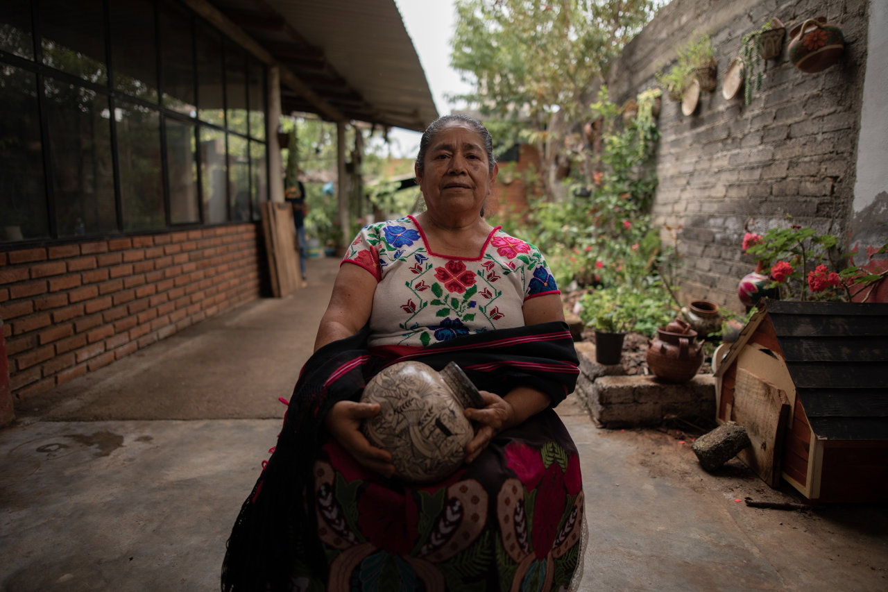 Ceci es una artesana que trabaja vasijas pintadas de barro bruñido. Suele representar escenas de Pátzcuaro y pescadores, peces y flora. 