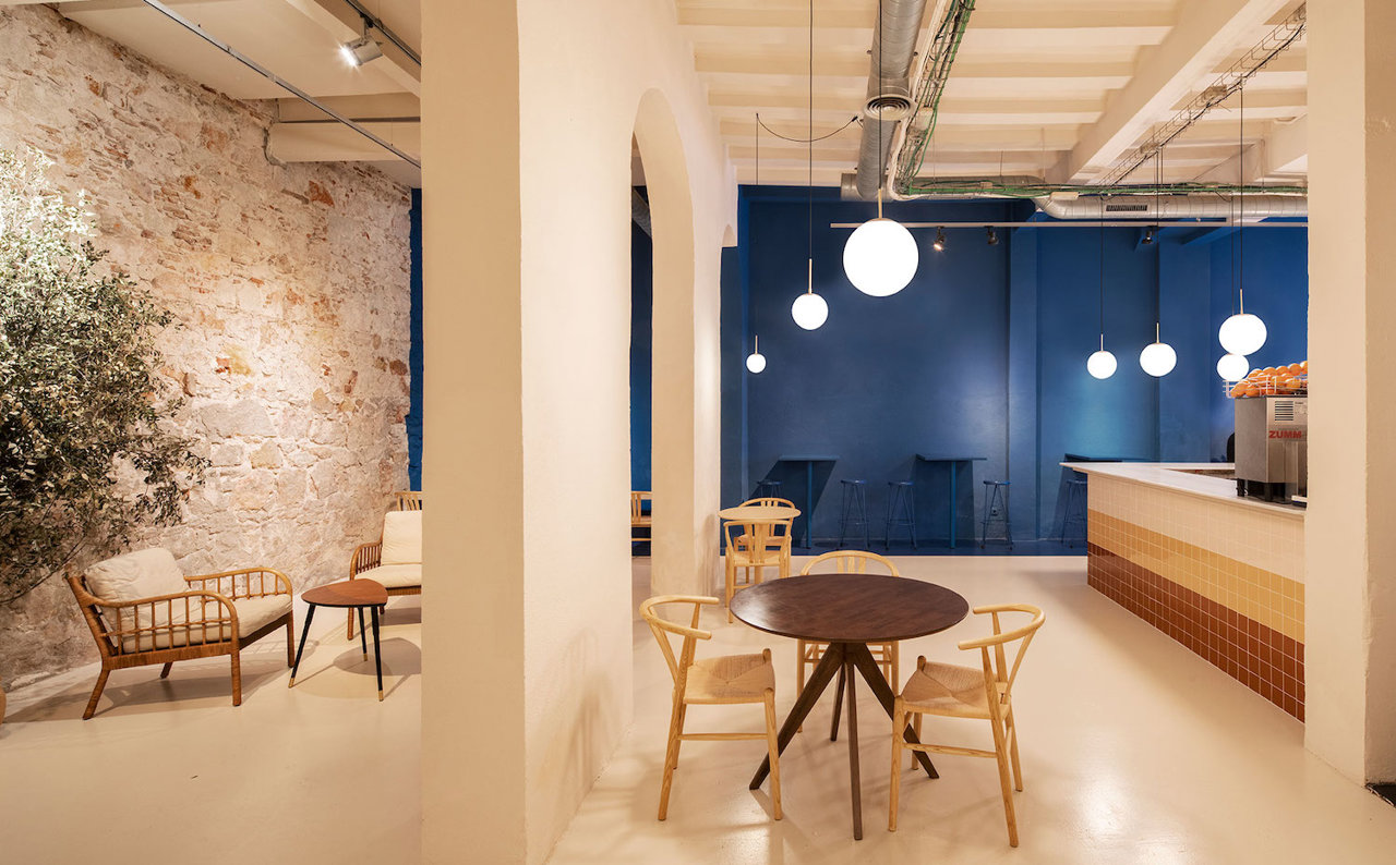 Cafetería Índigo hace honor a su nombre con un interiorismo que da protagonismo a este color, junto con los tonos beige.