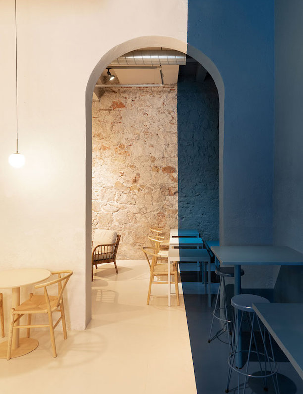 El azul índigo y la piedra, protagonistas de esta nueva cafetería en Barcelona