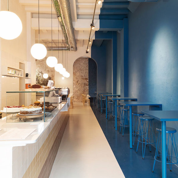 El azul índigo y la piedra, protagonistas de esta nueva cafetería en Barcelona