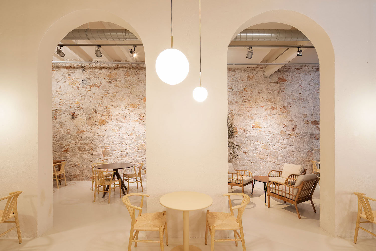 Sillas y mesas de comedor Uish y Sekiz, ambas de Sklum.