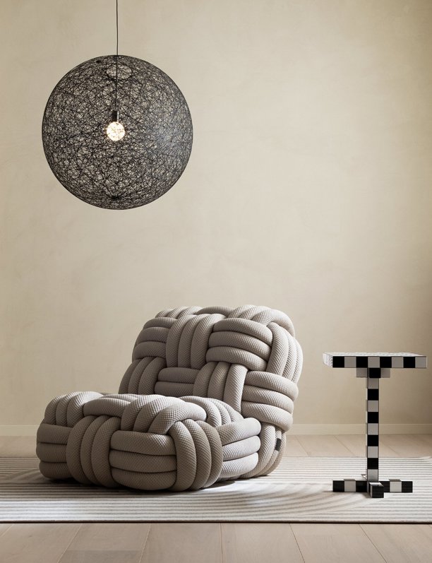 La diseñadora eslovaca que ha diseñado el sillón tejido que queremos en casa